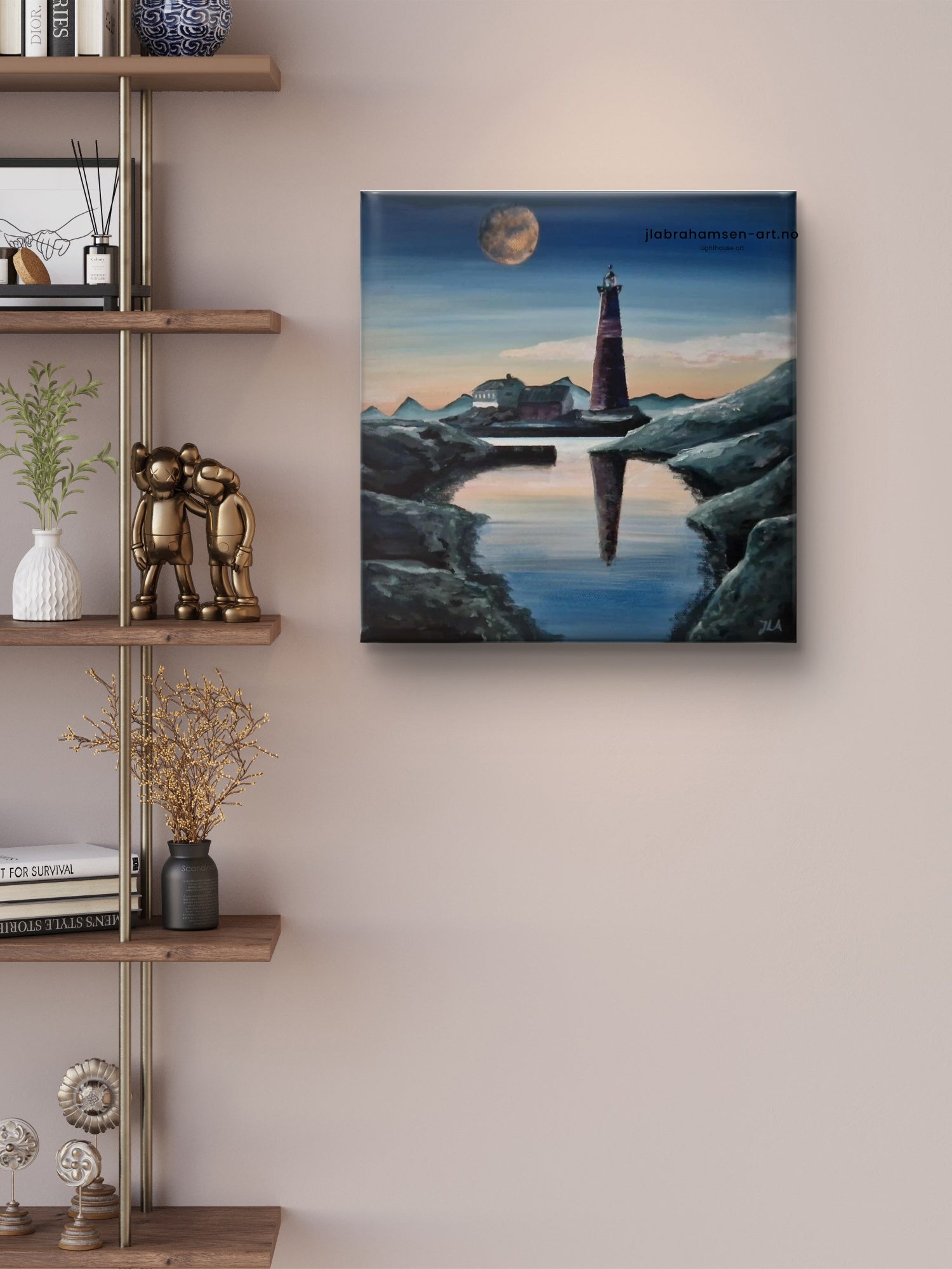 The Guardian akrylmaleri 30x30 cm – fyrtårn ved havet i måneskinn av JL Abrahamsen. Små bilder til martimt hjem