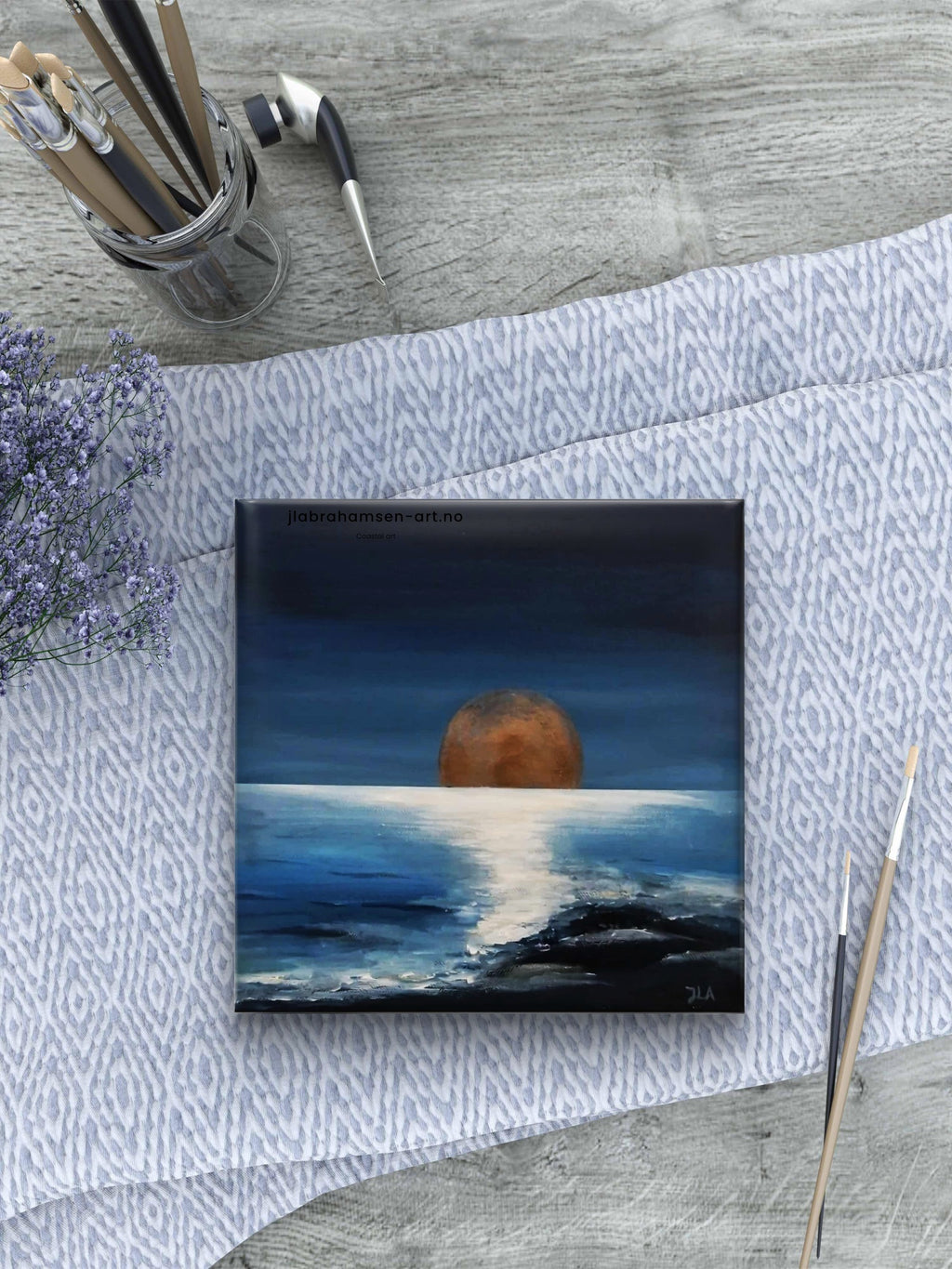 Peace of Mind håndmalt akrylmaleri 30x30 cm – måne over havet av JL Abrahamsen