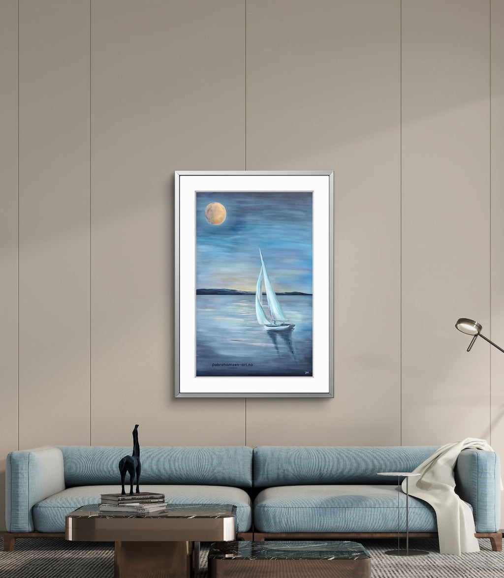 Signert kunstprint "Summer Night" 70x100 cm av JL Abrahamsen – seilbåt i måneskinn - fredelig motiv til stuen. Calm art