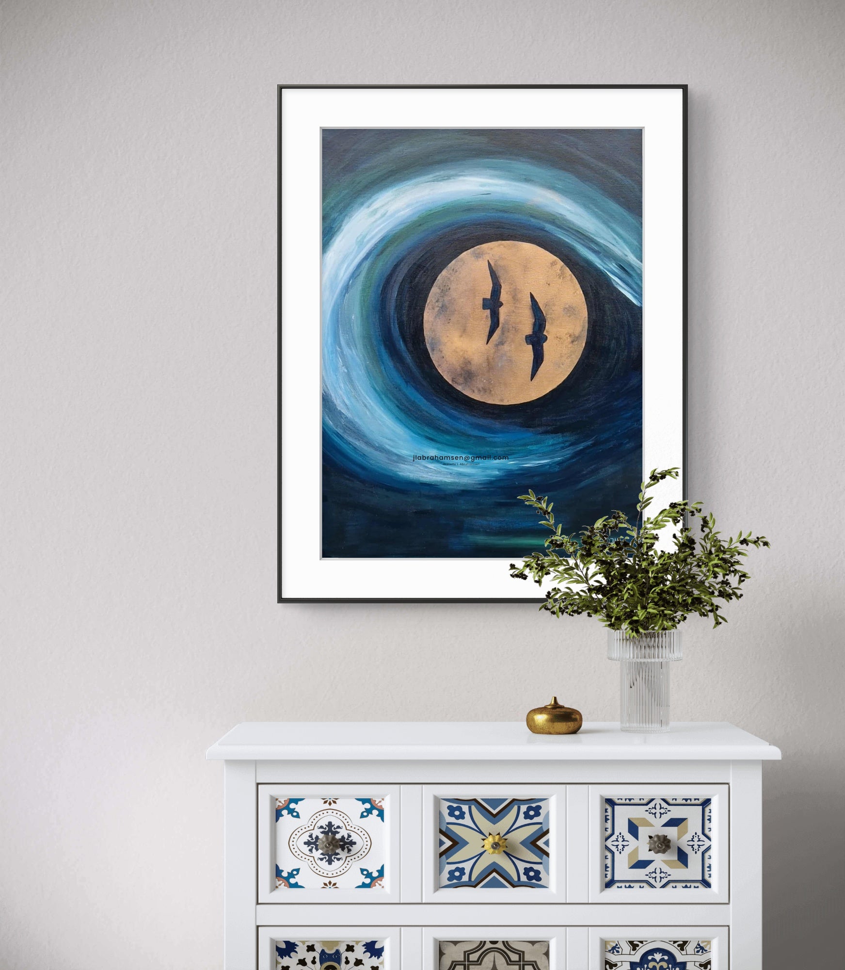 Kunst print 60 x 80 cm av JL Abrahamsen – abstrakt bølge rundt månen med to fugler, nordisk blå kunst som gir ro i sjelen