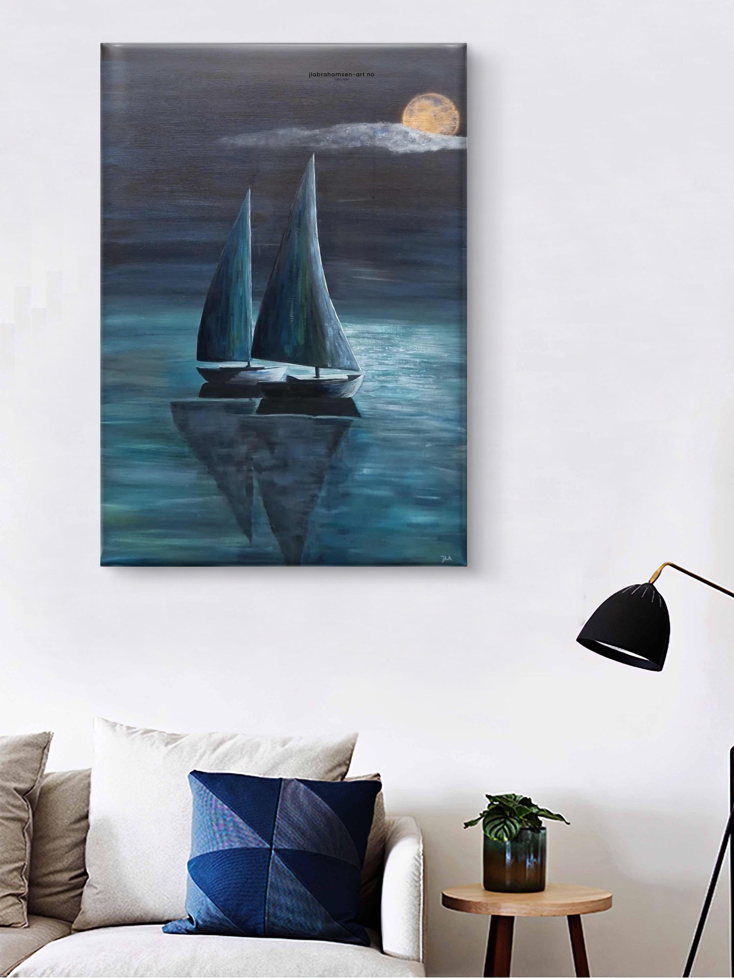 Calm Night akrylmaleri 70x100 cm – mørkt bilde av to seilbåter i måneskinn av JL Abrahamsen til lys stue