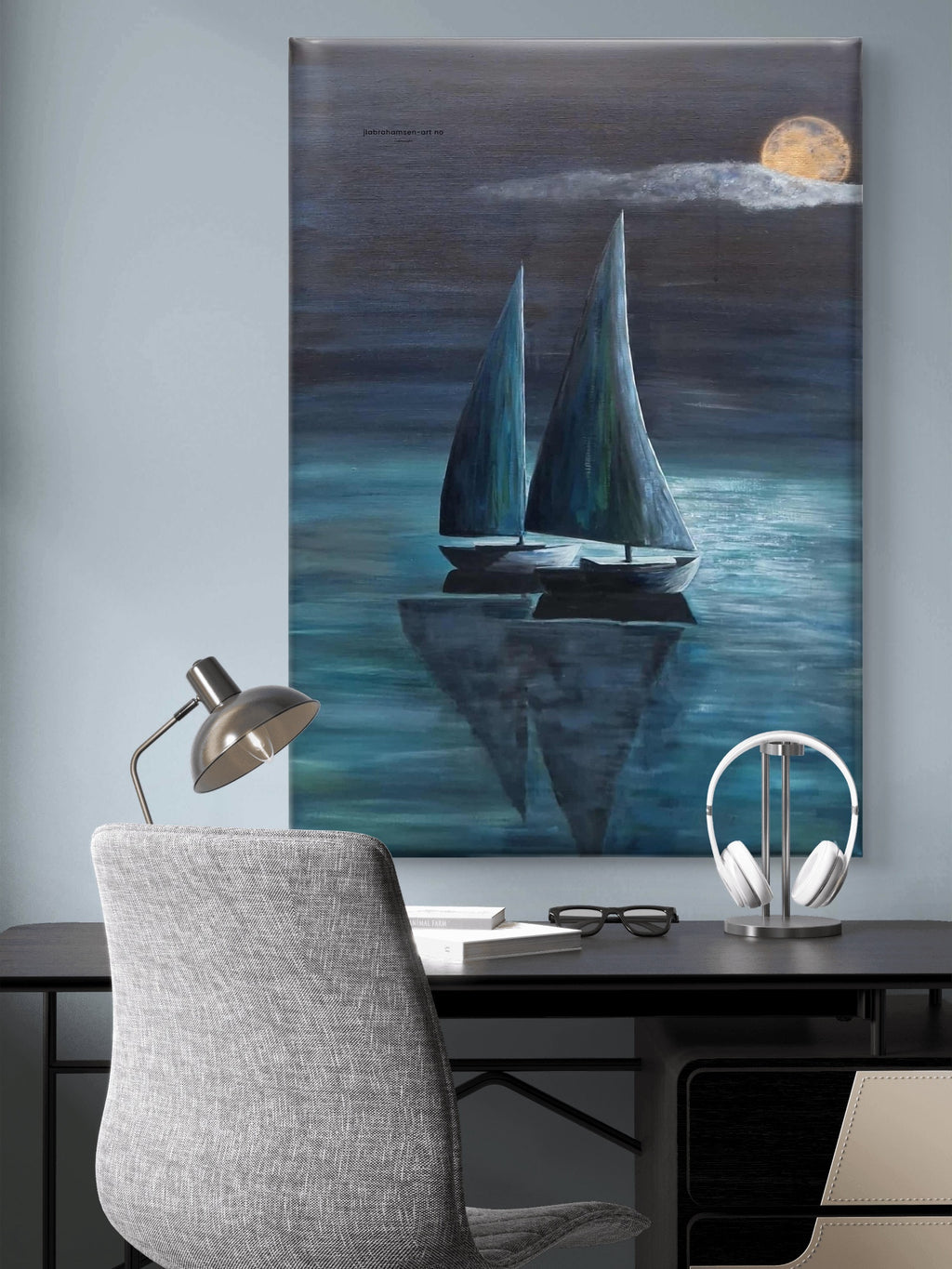 Calm Night original maleri 70x100 cm – to seilbåter i måneskinn av JL Abrahamsen til kontoret
