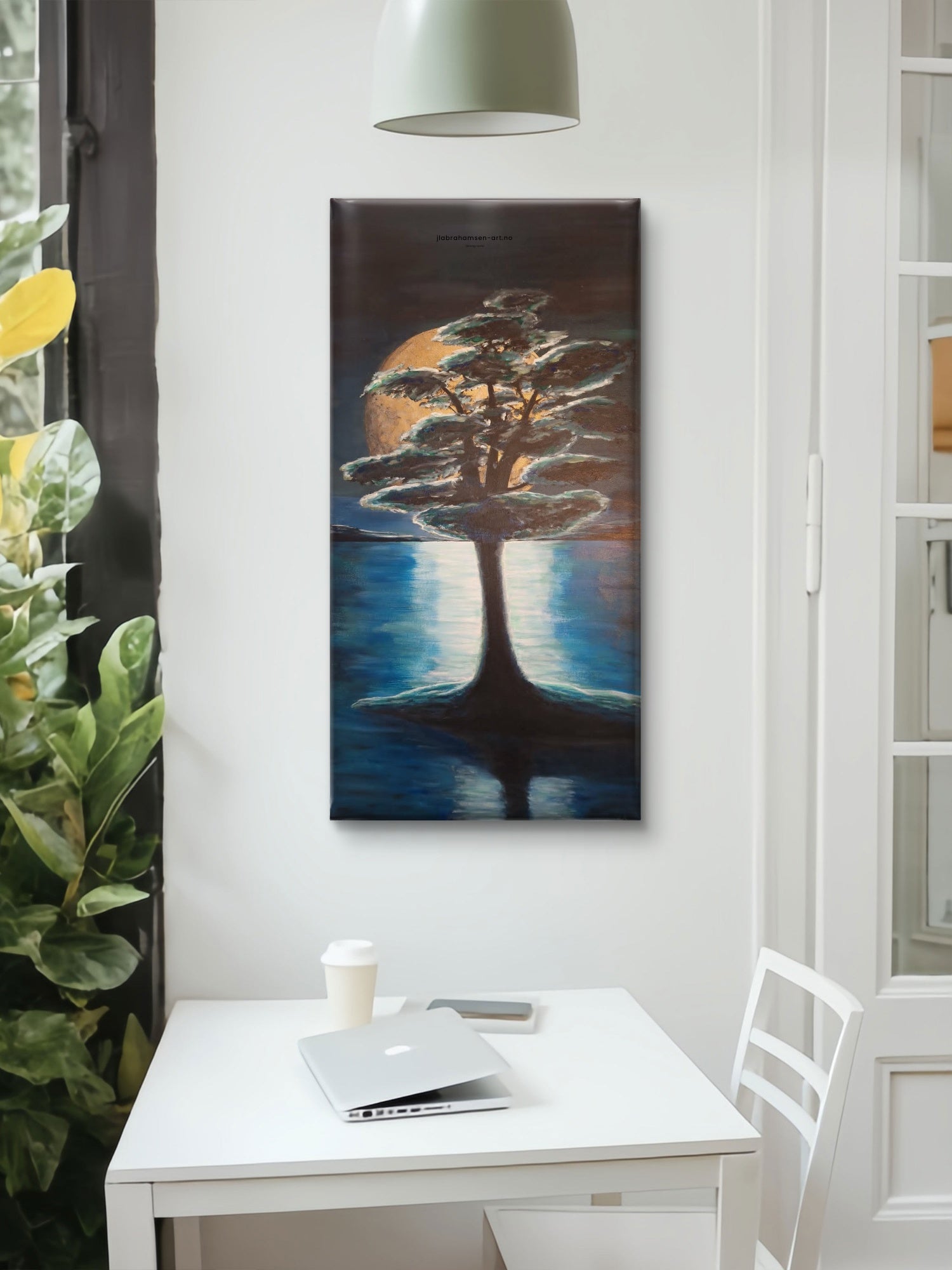 "Strong Roots" 50x100 cm – original akrylmaleri i blåtoner og gull av norsk kunstner JL Abrahamsen, tre ved vann i fullmånelys. Perfekt til smale vegger i stuen, kjøkken, ganngen