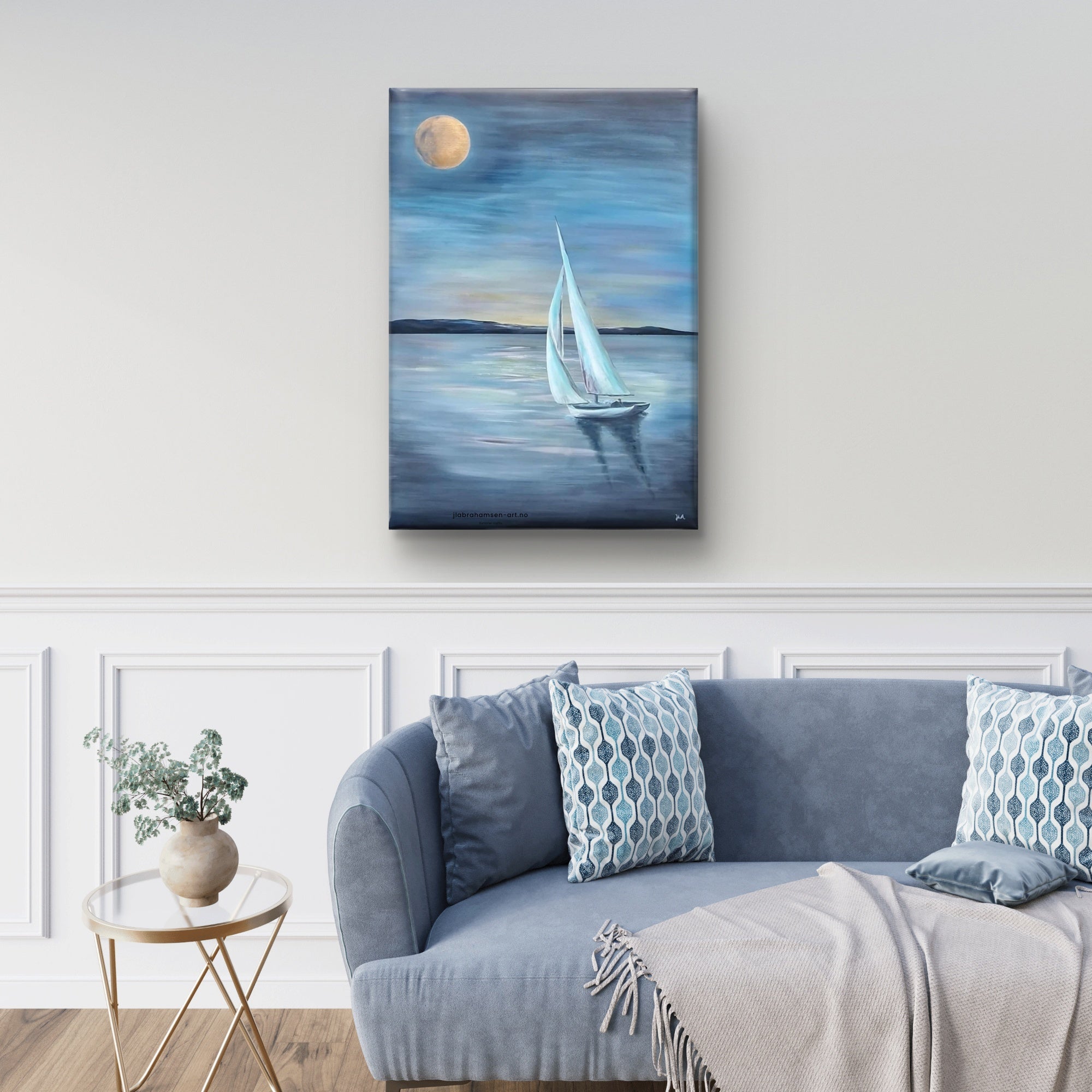Summer Nights akrylmaleri av JL Abrahamsen – maritim kunst av seilbåt i stue