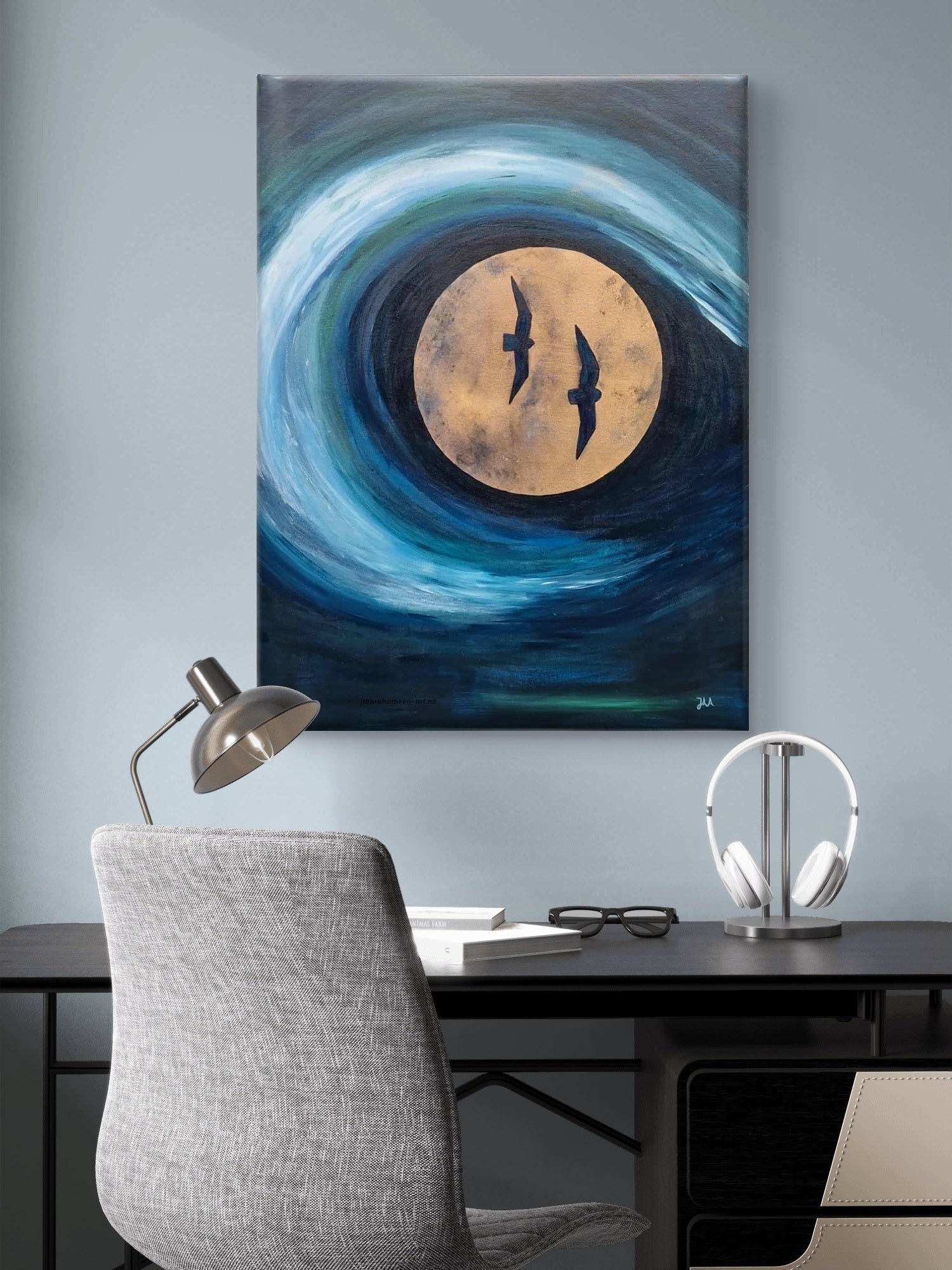 Original maleri "Luna" 60x80 cm av JL Abrahamsen – bølge rundt månen med to fugler, nordisk abstrakt kunst til kontoret