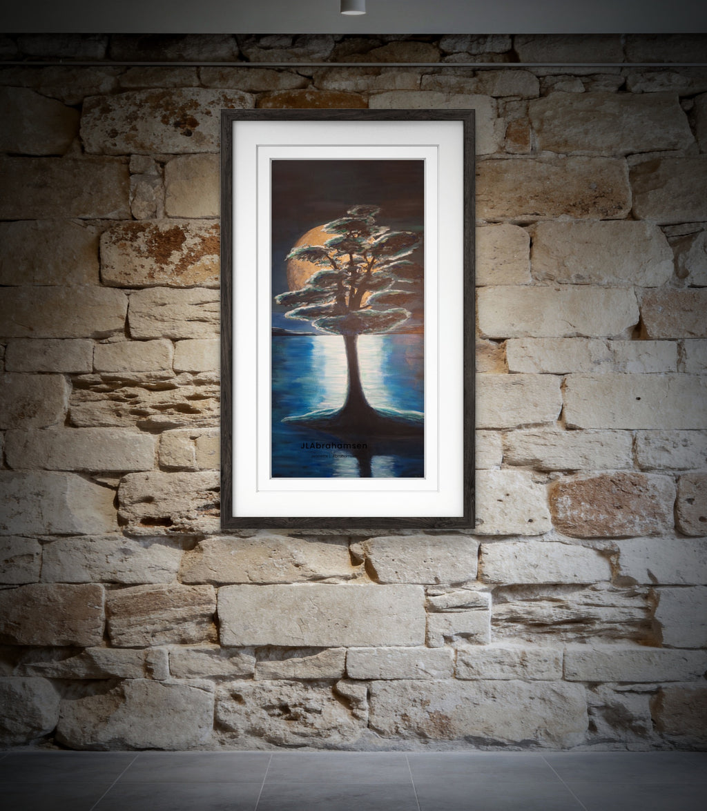 Signert fine art print "Strong Roots" 50x100 cm av JL Abrahamsen –furu ved vann i månelys, blåtoner