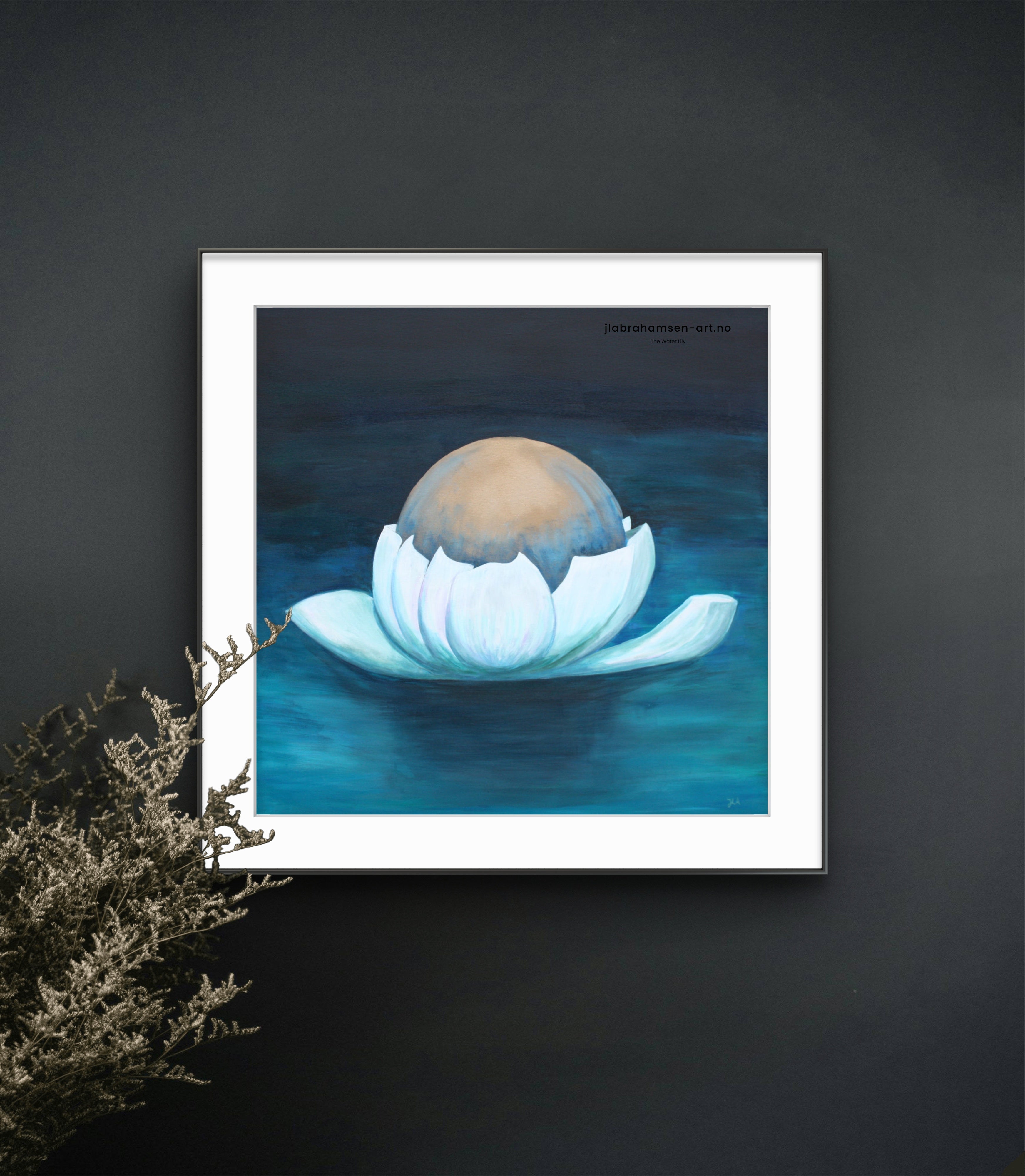 Signert kunstprint "The Water Lily" 90x90 cm av JL Abrahamsen – abstrakt realisme, fredelig vannlilje, gullmåne, kunst som gir ro, calm art