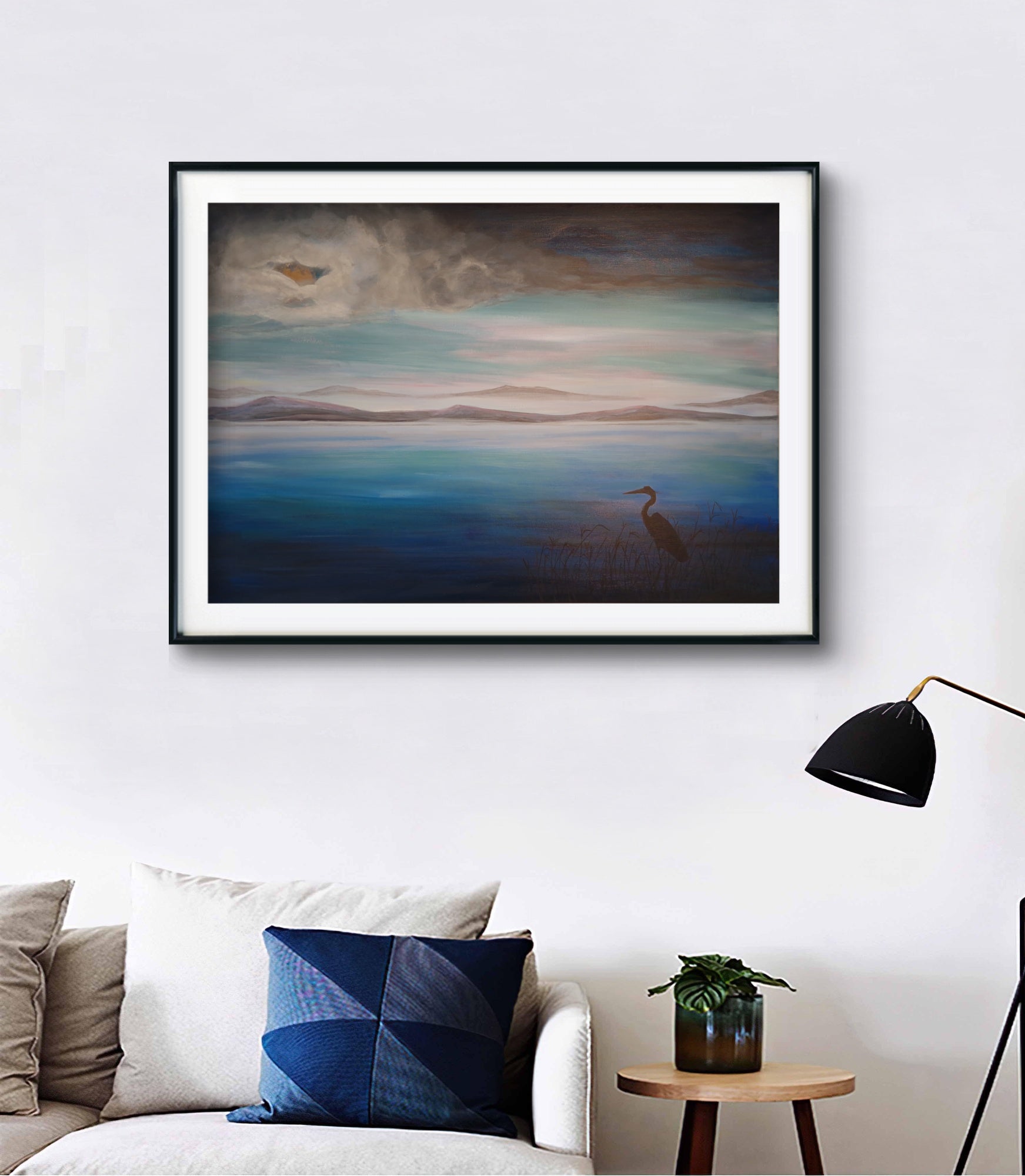 Signert kunstprint "Patience" 70x100 cm av JL Abrahamsen – hegre ved vannkanten i blåtoner med skodde. Perfekt til stuen