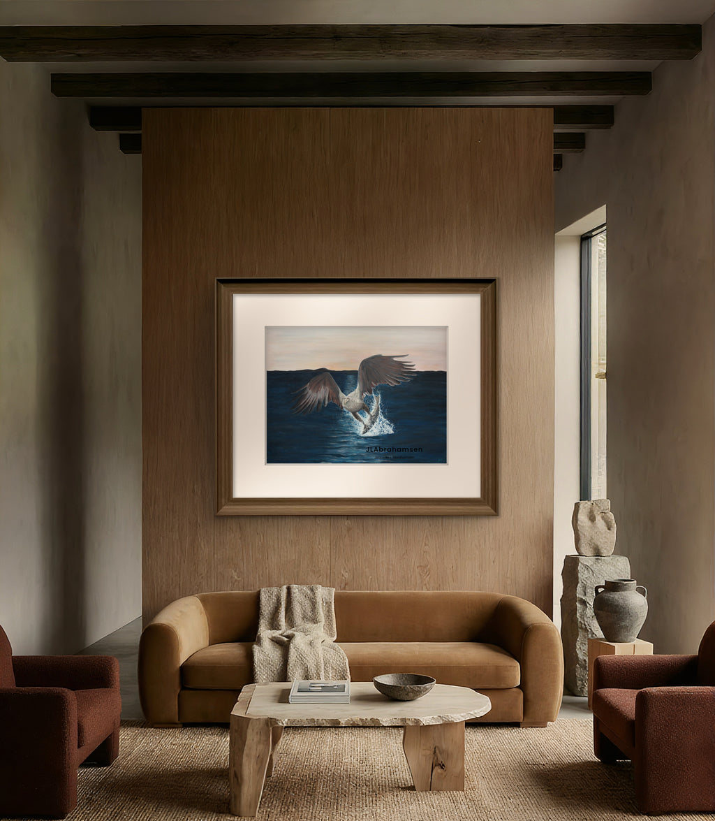 Signert kunstprint "Strength in Silence" av JL Abrahamsen – havørn fanger fisk i havet, nordisk kunst til lune hjem