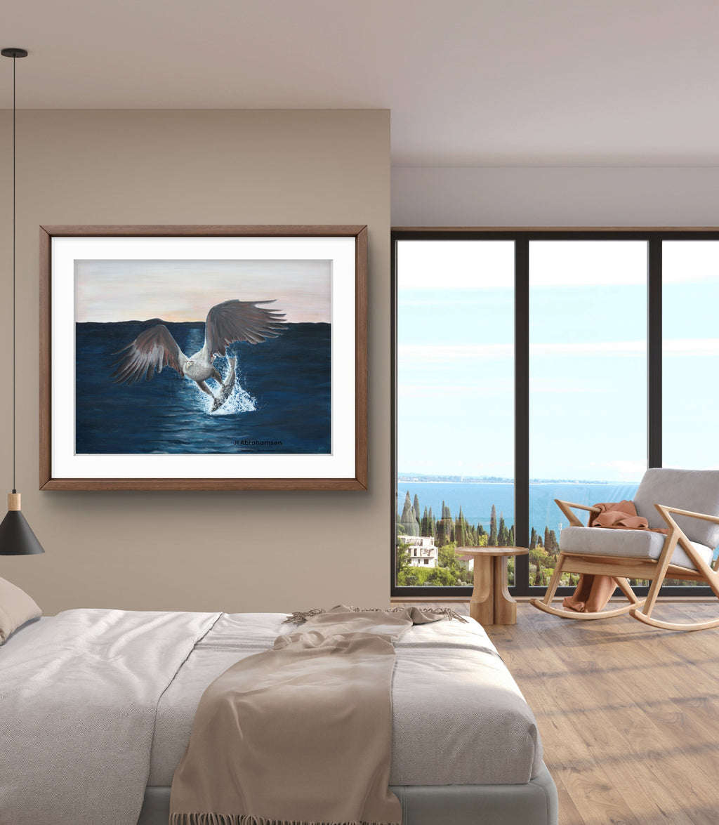 Signert kunstprint "Strength in Silence" av JL Abrahamsen –  stor ørn fanger fisk i havet, nordisk natur. Nydelig til soverommet