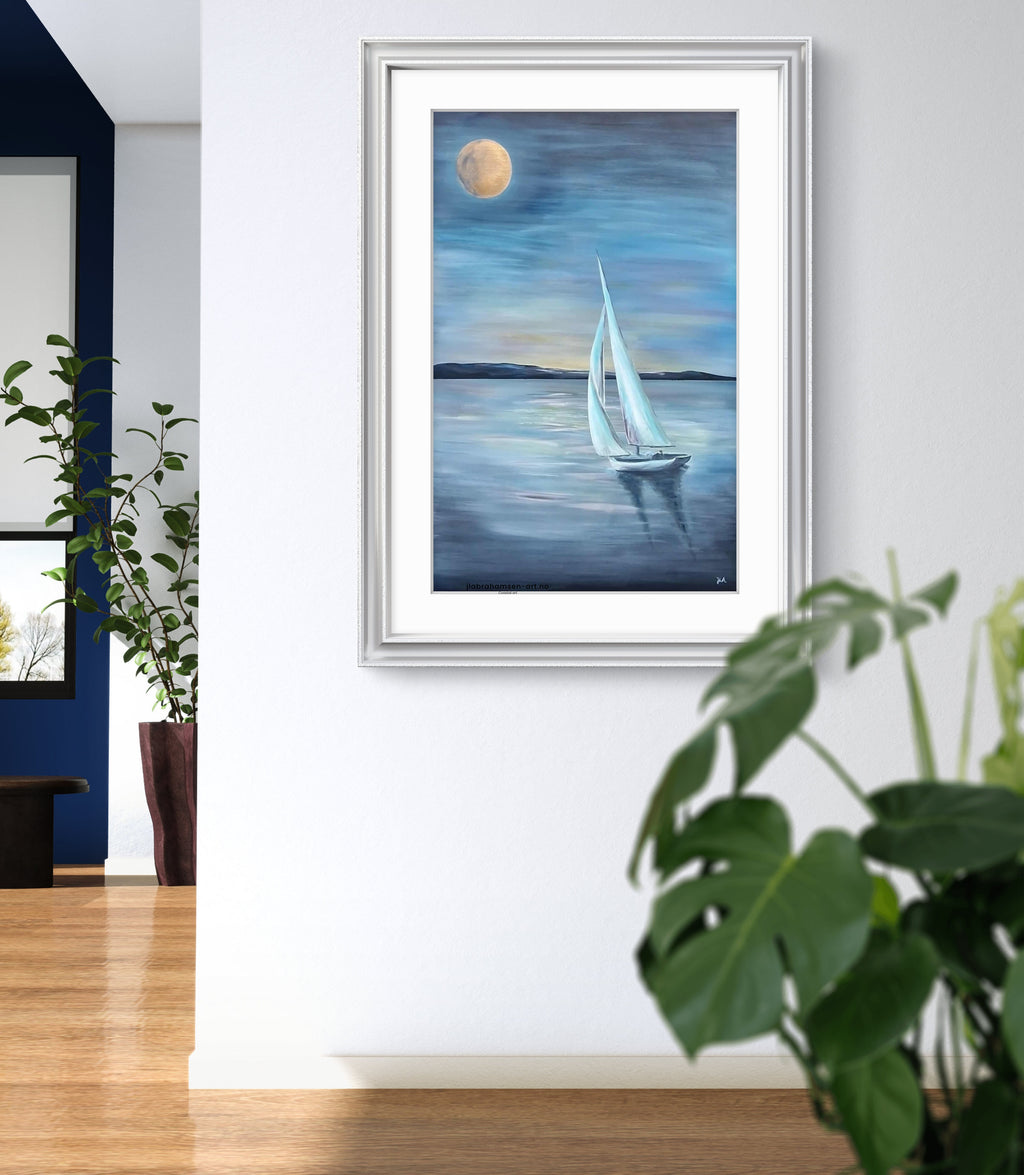 Signert kunstprint "Summer Night" 70x100 cm av JL Abrahamsen – seilbåt i måneskinn - maritim kunst til stuen. Calm art