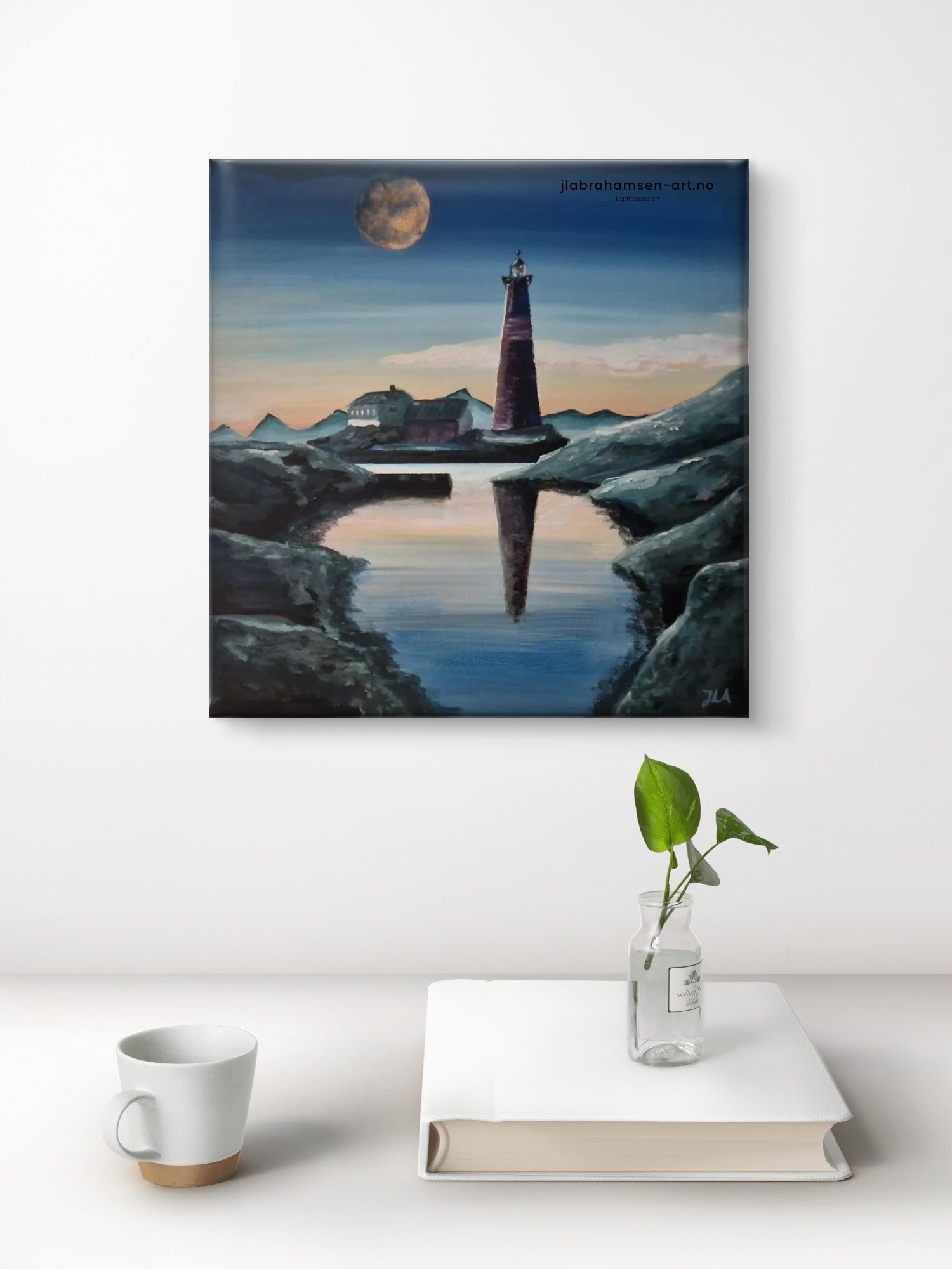 The Guardian akrylmaleri 30x30 cm – vakkert fyrtårn ved havet i måneskinn av JL Abrahamsen