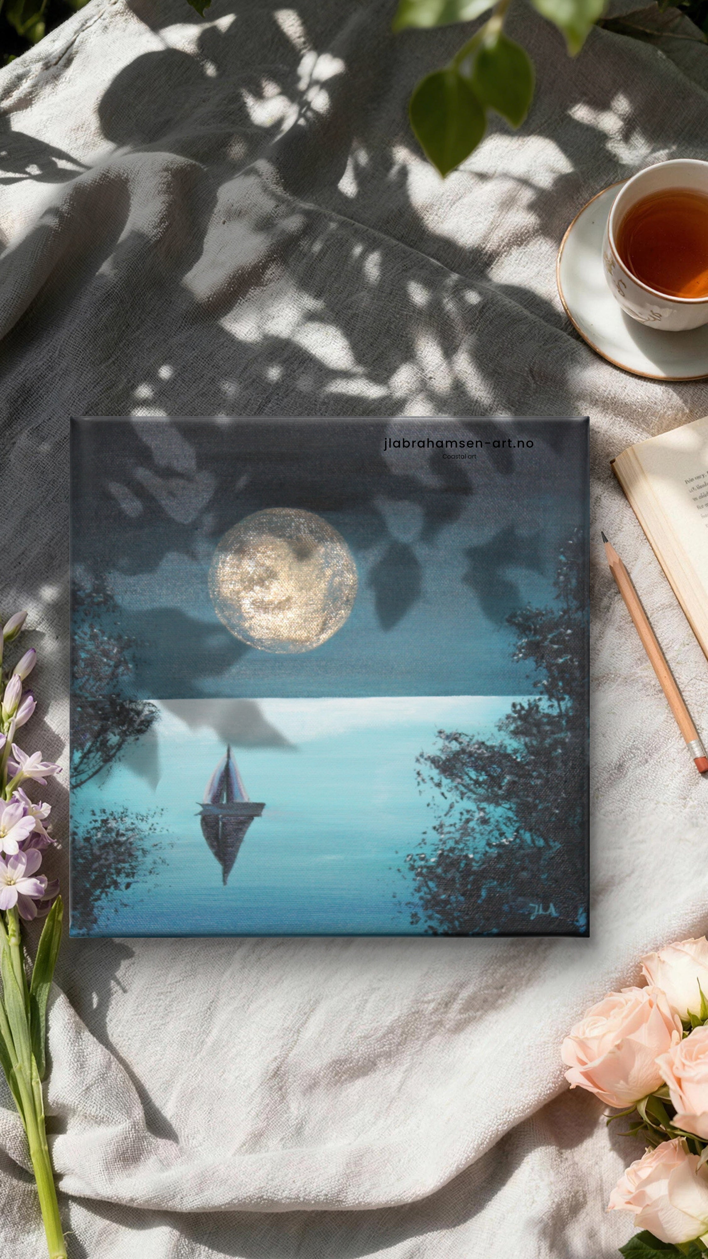 Original maleri "Silent Night" 30x30 cm av JL Abrahamsen – seilbåt på havet en stille natt med stor måne, nordisk maritim kunst 