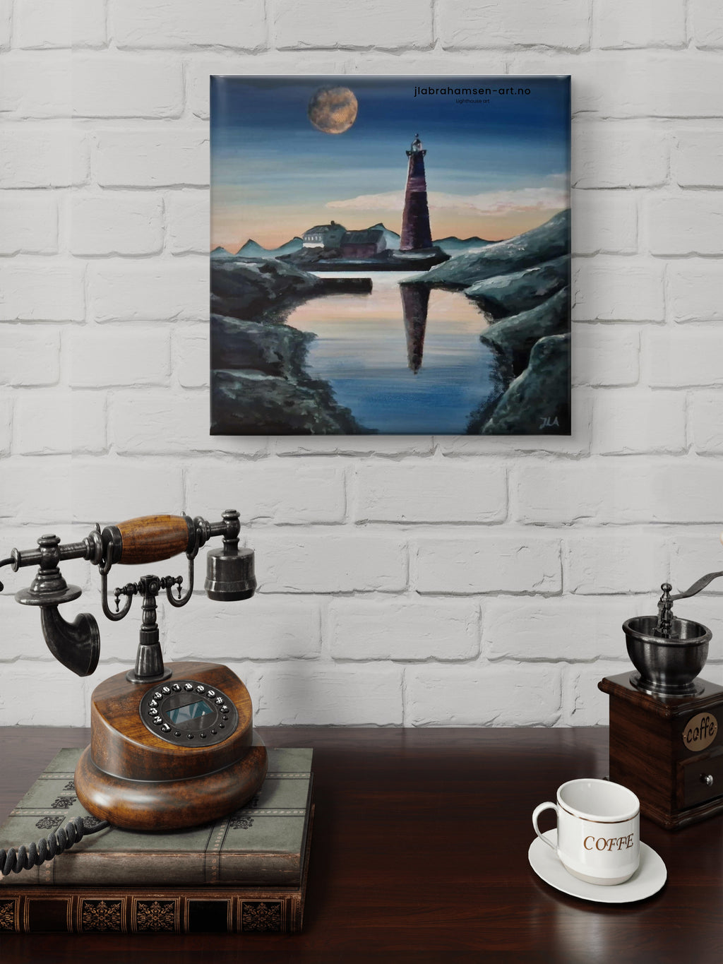 The Guardian akrylmaleri 30x30 cm –  romantisk fyrtårn ved havet i måneskinn av JL Abrahamsen 