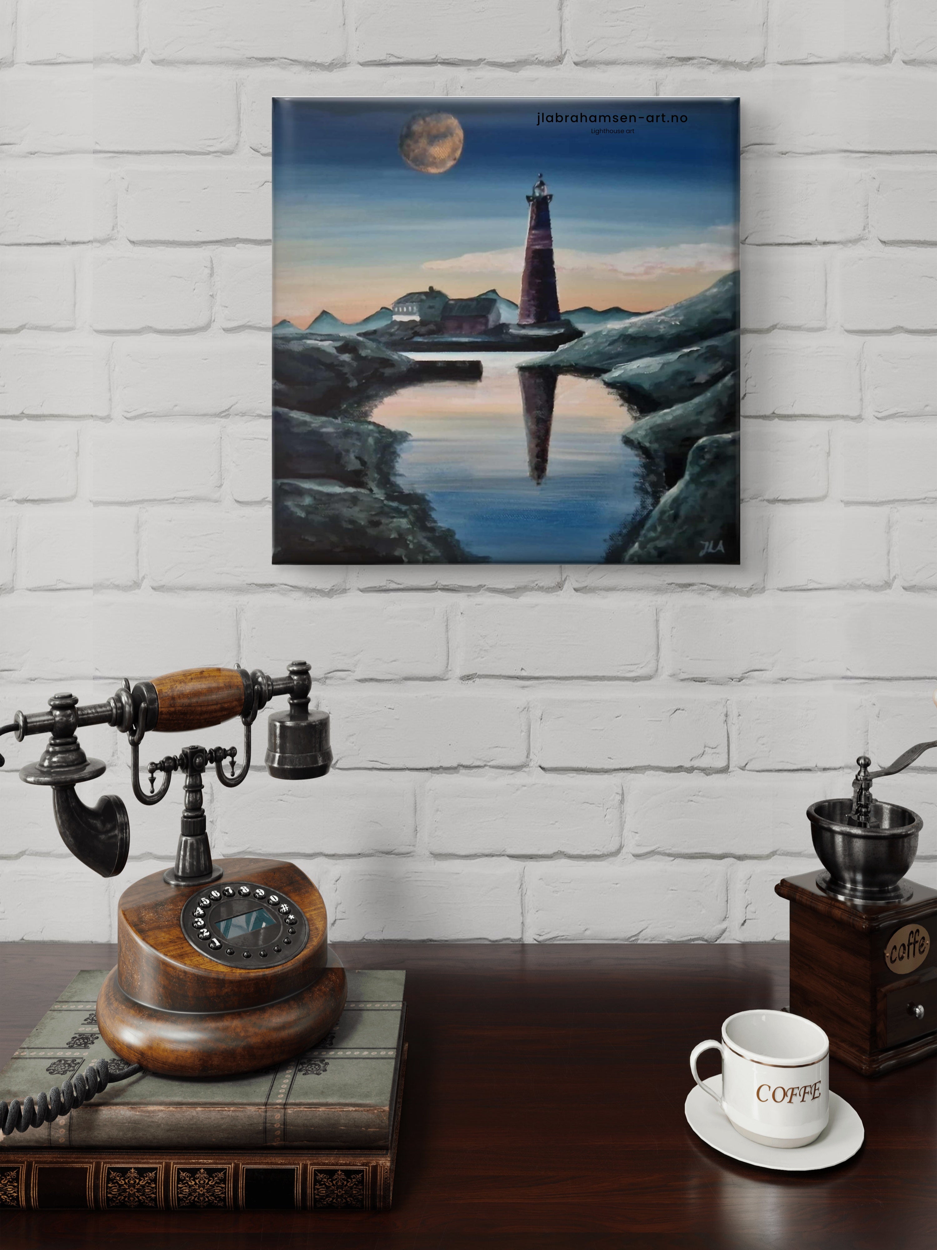 The Guardian akrylmaleri 30x30 cm –  romantisk fyrtårn ved havet i måneskinn av JL Abrahamsen 