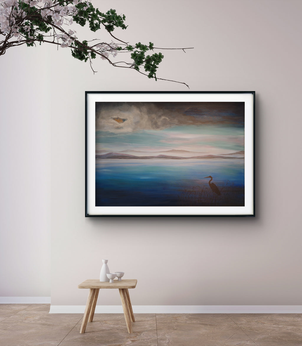Signert kunstprint "Patience" 70x100 cm av  bergenske kunstner JL Abrahamsen – hegre ved vannkanten i blåtoner med skodde
