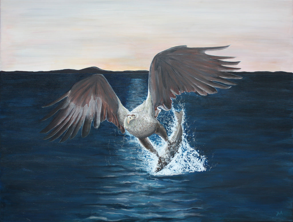Signert kunstprint "Strength in Silence" av JL Abrahamsen – havørn fanger fisk i havet, nordisk natur, rå styrke