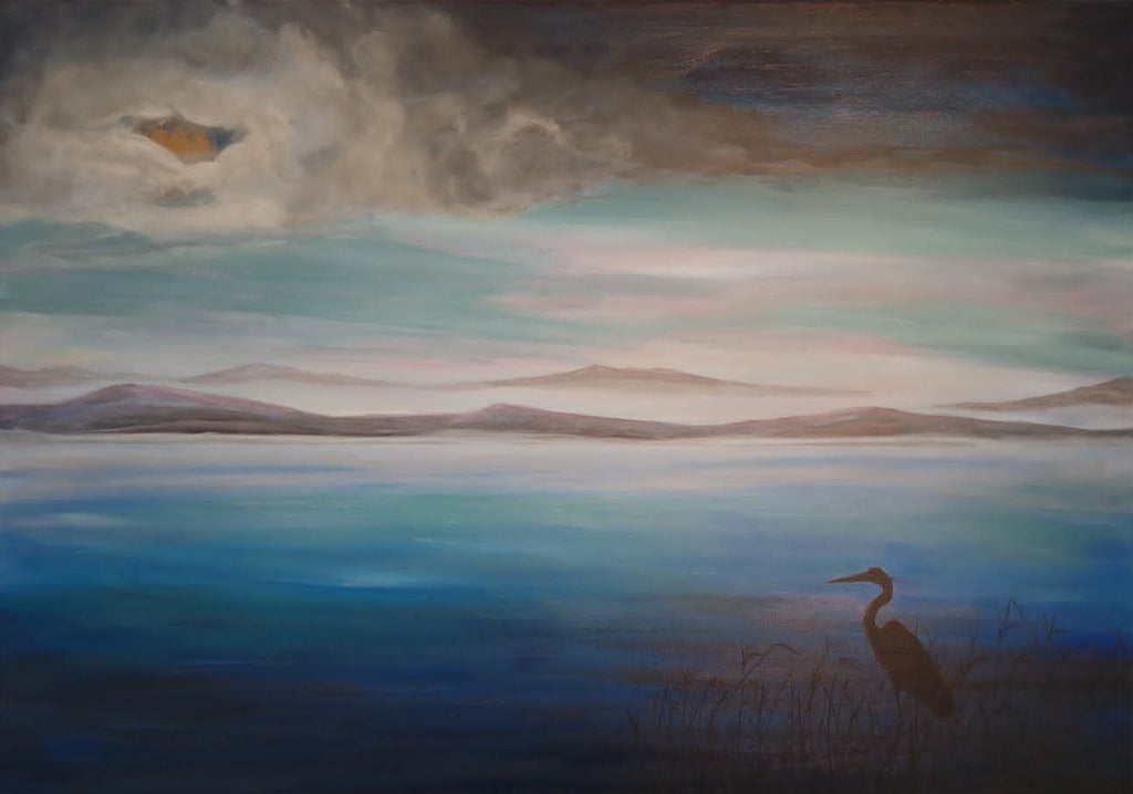 "Patience" av JL Abrahamsen – original maleri 70x100 cm, hegre ved vann i nordisk tåkestemning
