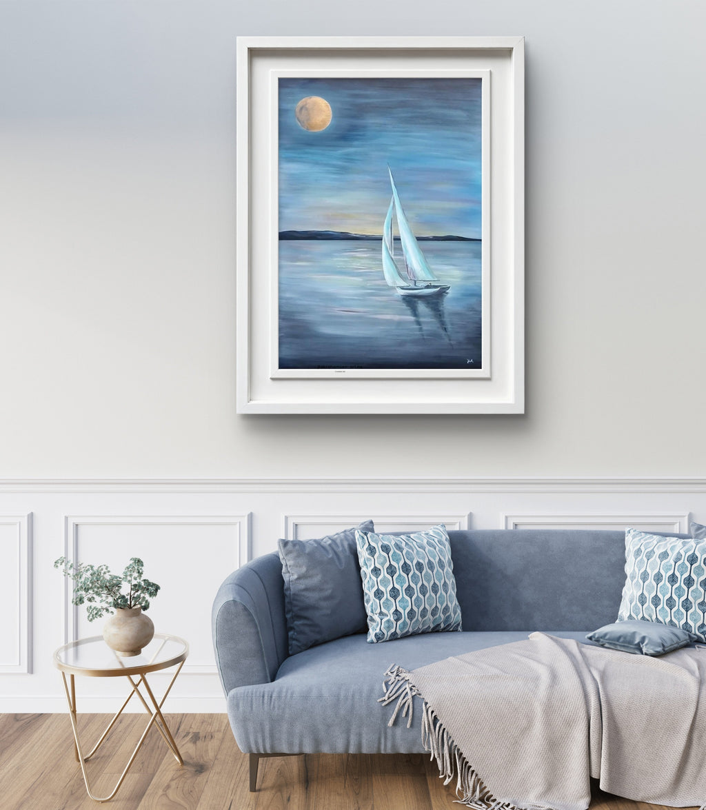 Signert kunstprint "Summer Night" 70x100 cm av JL Abrahamsen – seilbåt i måneskinn - fredelig motiv til stuen. Calm art