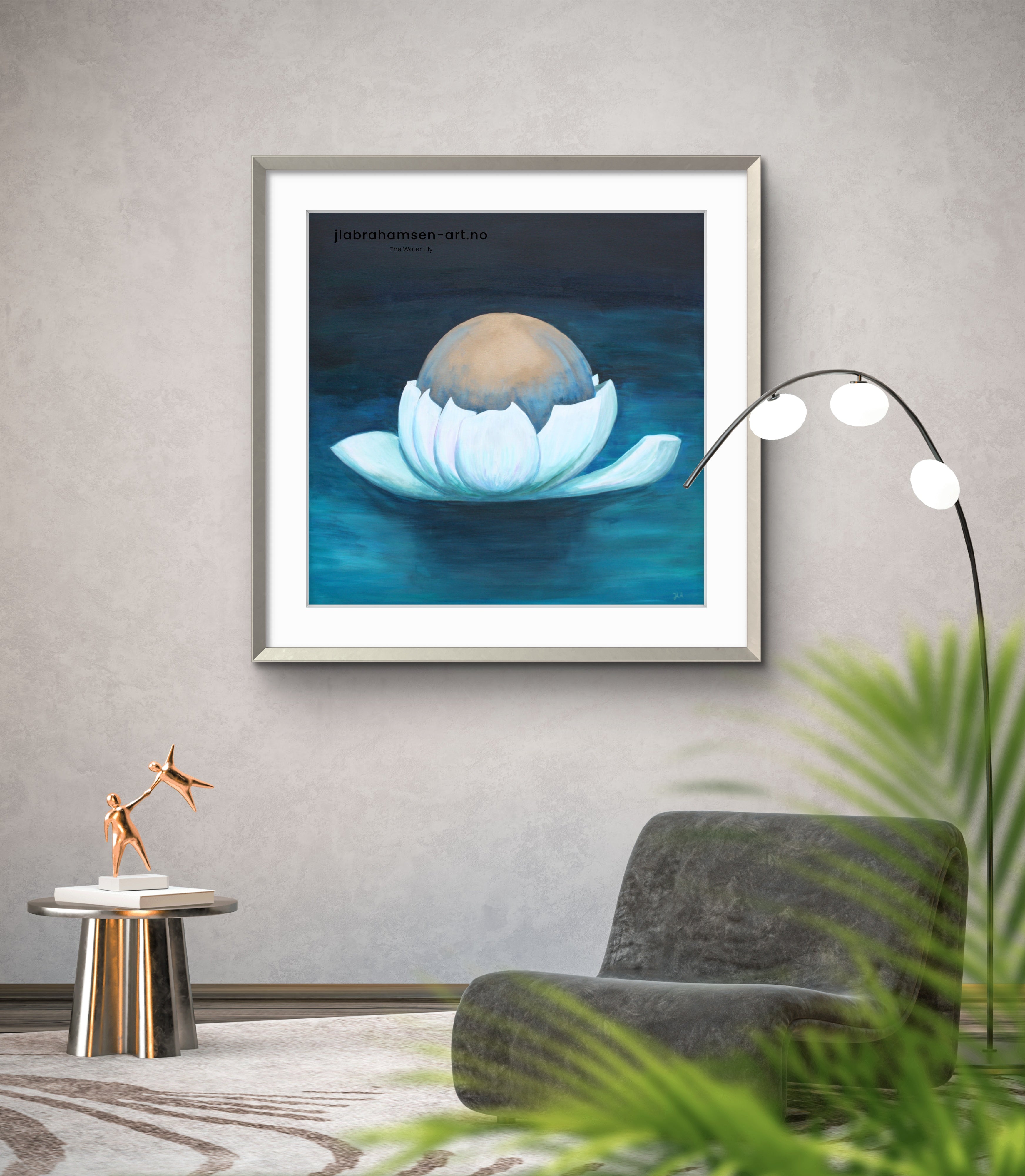 Signert kunstprint "The Water Lily" 90x90 cm til stuen, av JL Abrahamsen – vannlilje flyter på blågrønt vann