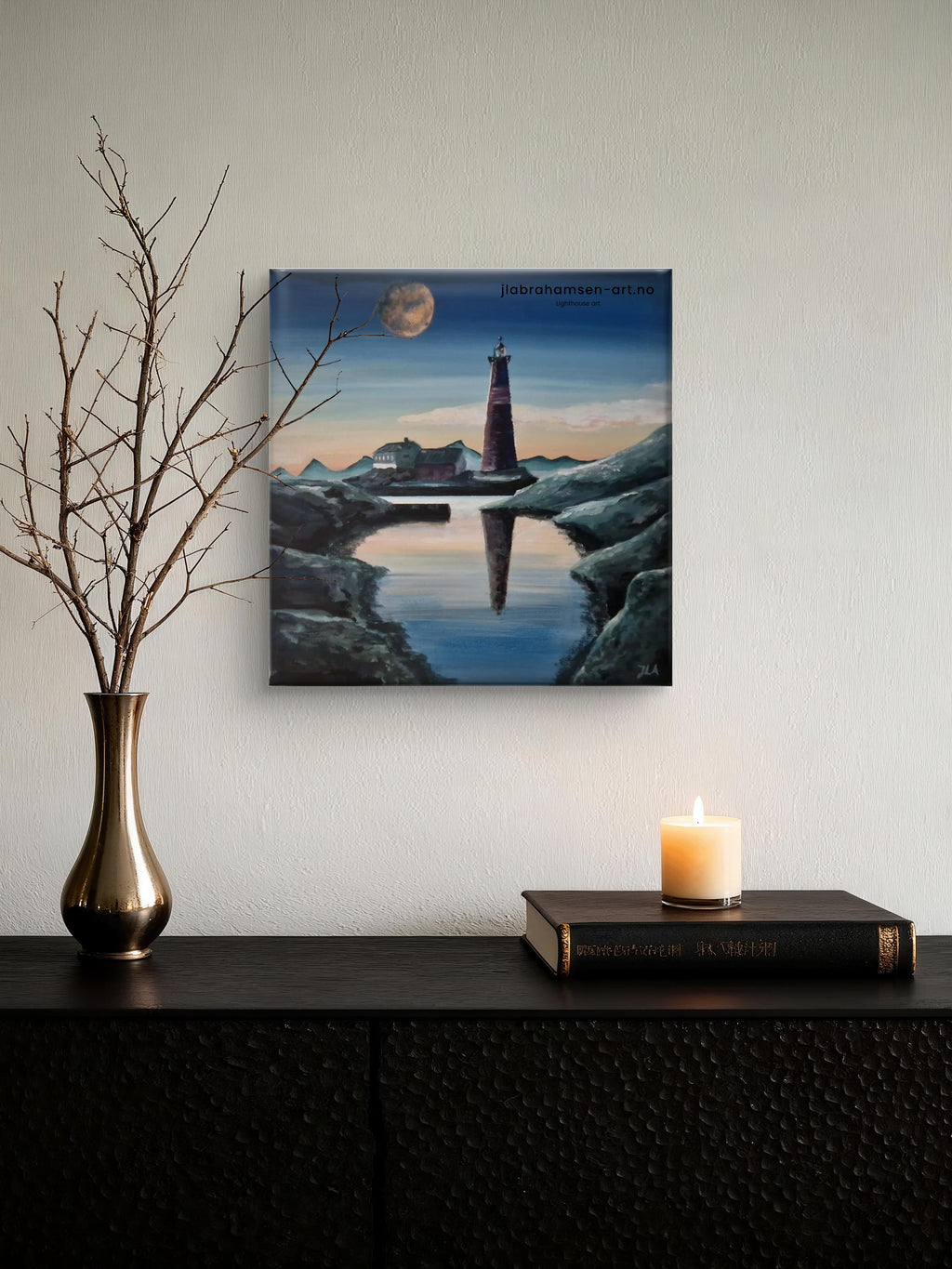 The Guardian akrylmaleri 30x30 cm – fyrtårn ved havet i måneskinn av JL Abrahamsen til stuen