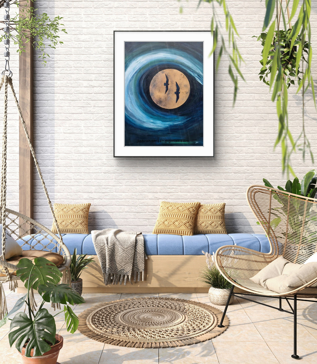 Kunst print 60 x 80 cm av JL Abrahamsen – abstrakt bølge rundt månen med to fugler, nordisk blå kunst til stuen