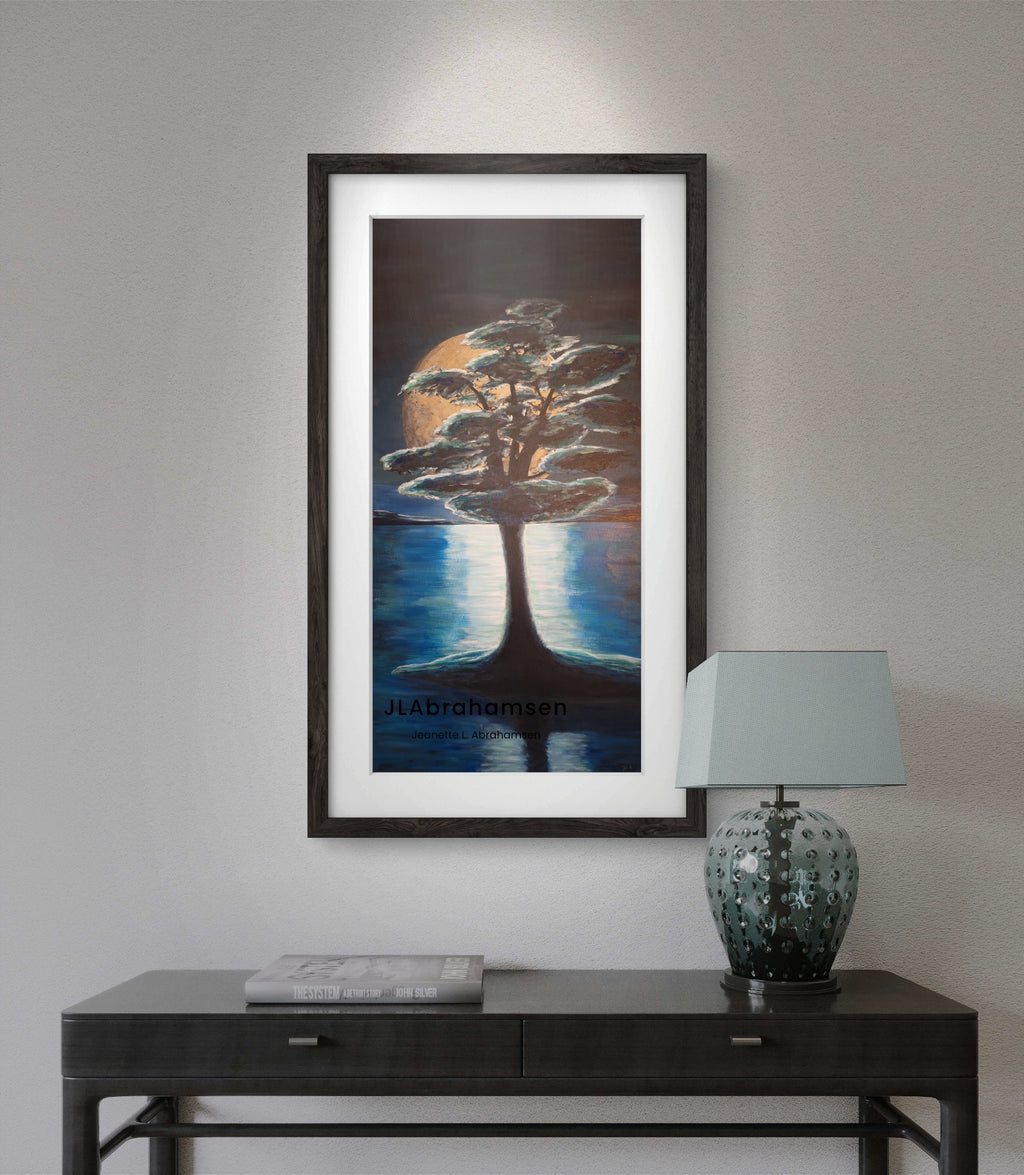 Signert fine art print "Strong Roots" 50x100 cm av JL Abrahamsen – tre ved vann i månelys, mystisk og blåtoner