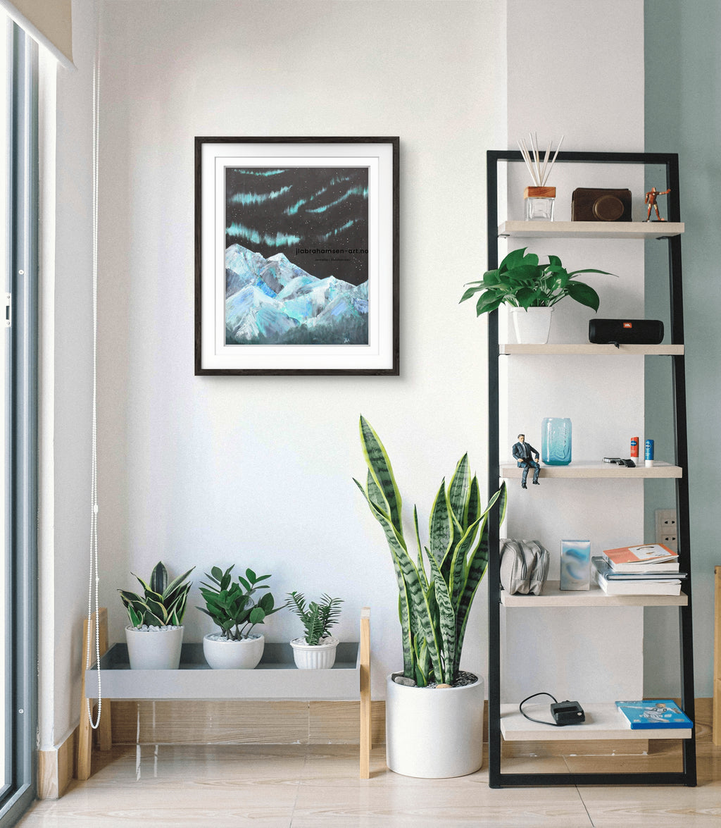 Signert kunstprint "Nordic Lights" 50x70 cm av JL Abrahamsen – nordlys over nordisk landskap, rolig kunst i blåtoner. calm art