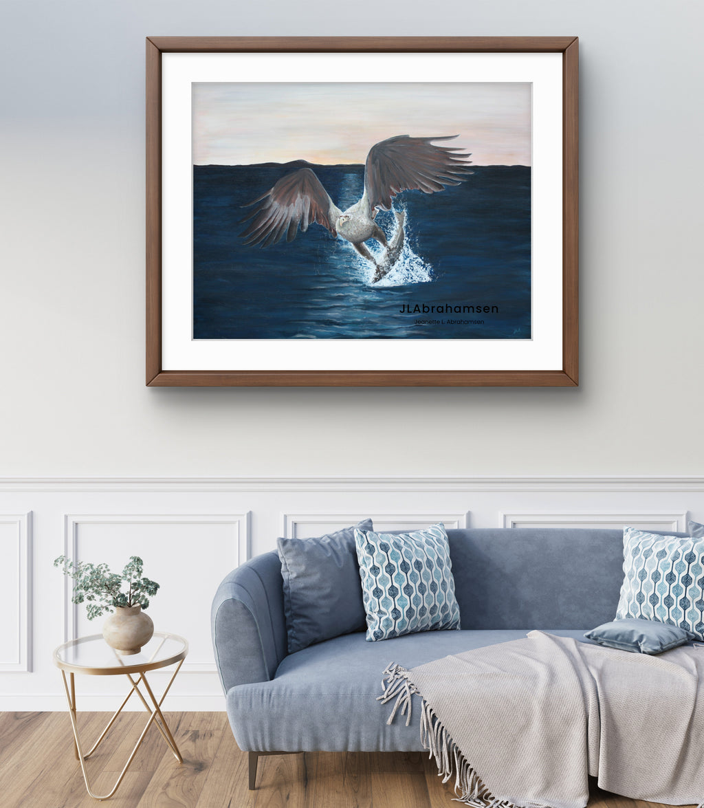 Signert kunstprint "Strength in Silence" av JL Abrahamsen – ørn fanger fisk i havet, nordisk kunst som reflekterer styrke. Vakker til stuen