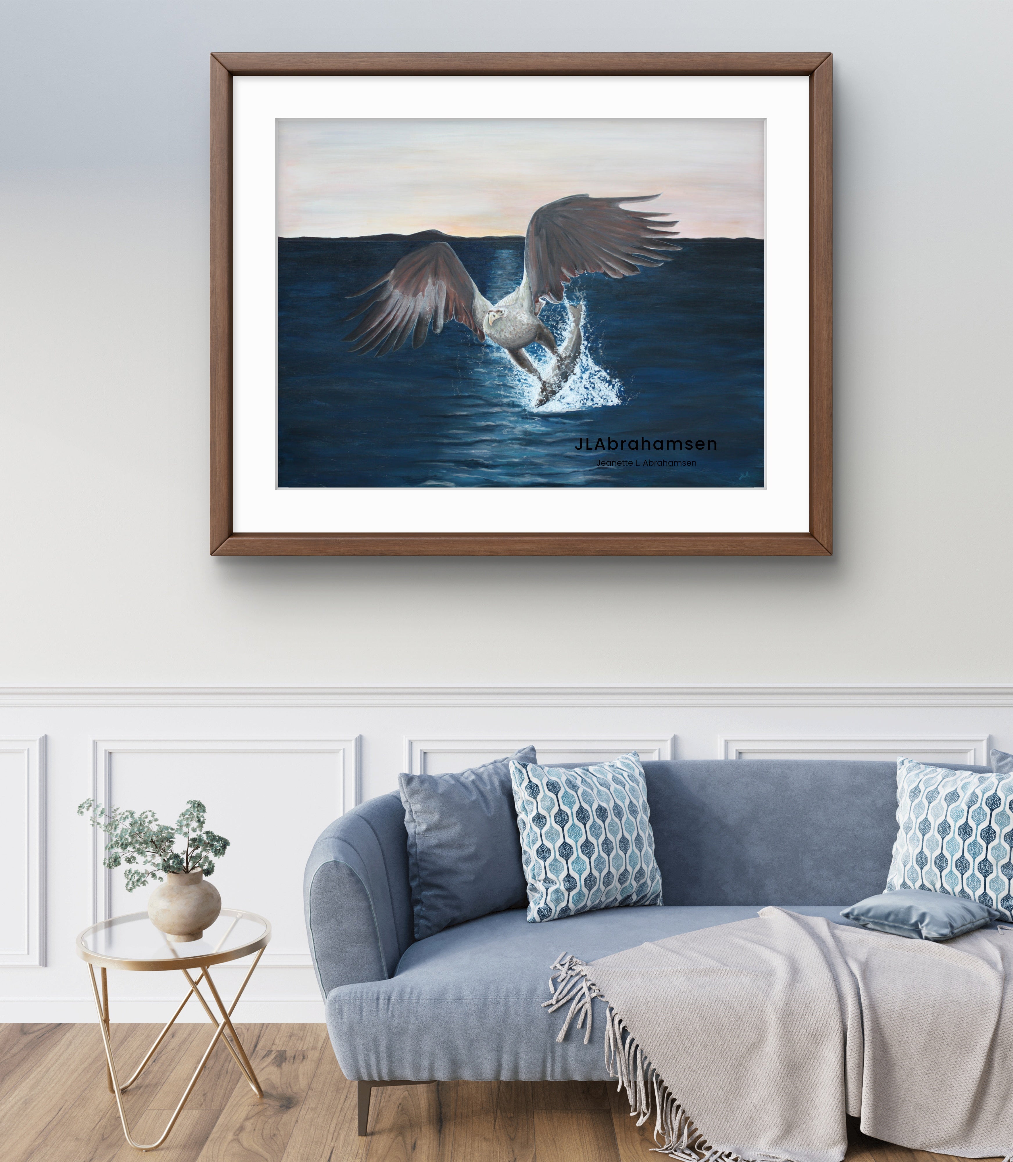 Signert kunstprint "Strength in Silence" av JL Abrahamsen – ørn fanger fisk i havet, nordisk kunst som reflekterer styrke. Vakker til stuen