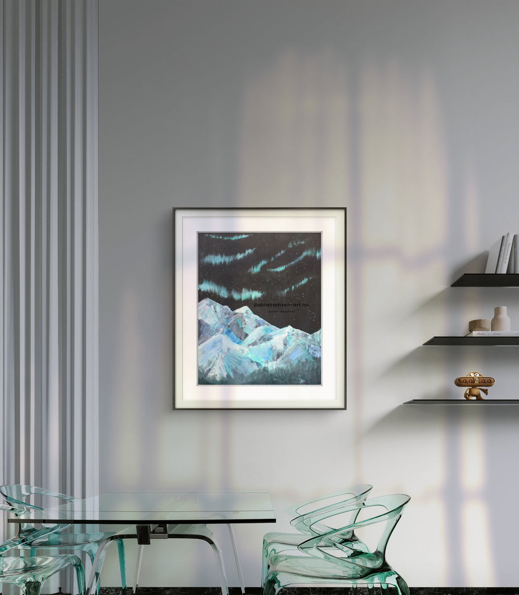 Signert kunstprint "Nordic Lights" 50x70 cm av JL Abrahamsen – nordlys over nordisk landskap, kunst til spisestuen