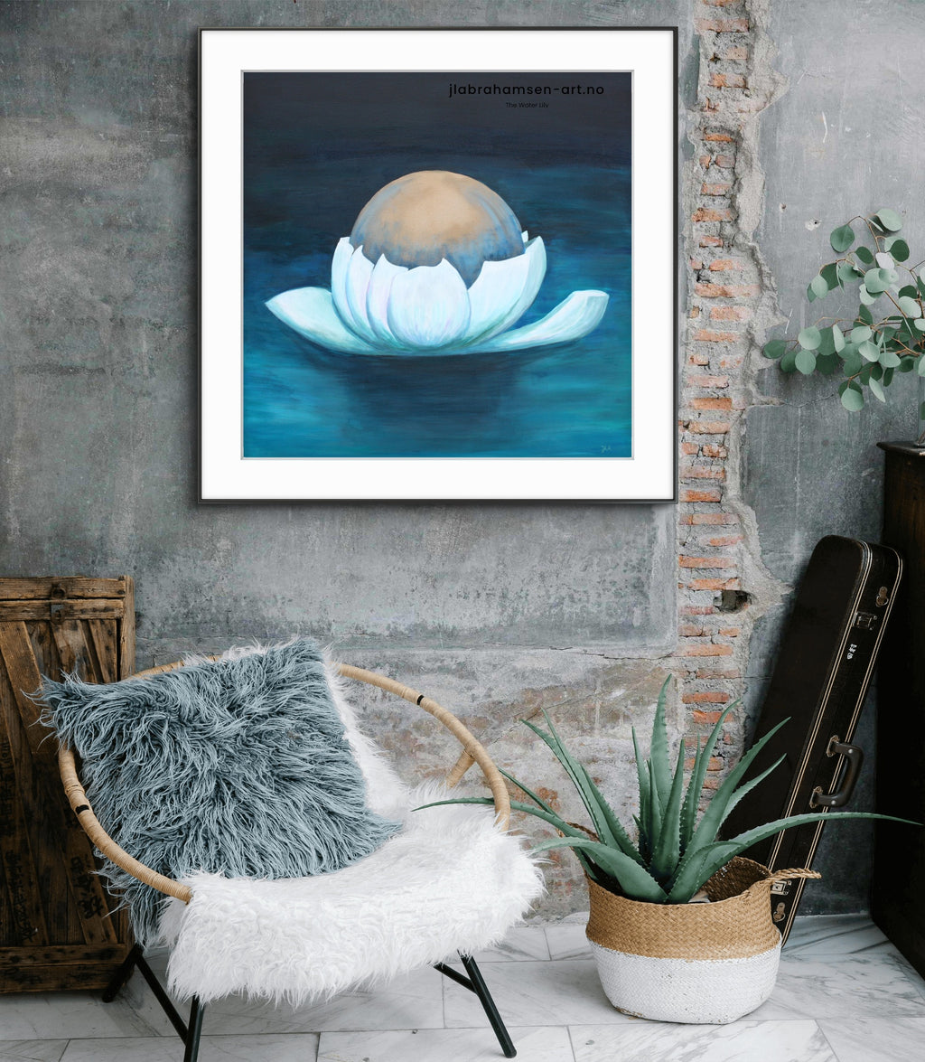 Signert kunstprint "The Water Lily" 90x90 cm av JL Abrahamsen – vannlilje flyter på blågrønt vann. Calm art
