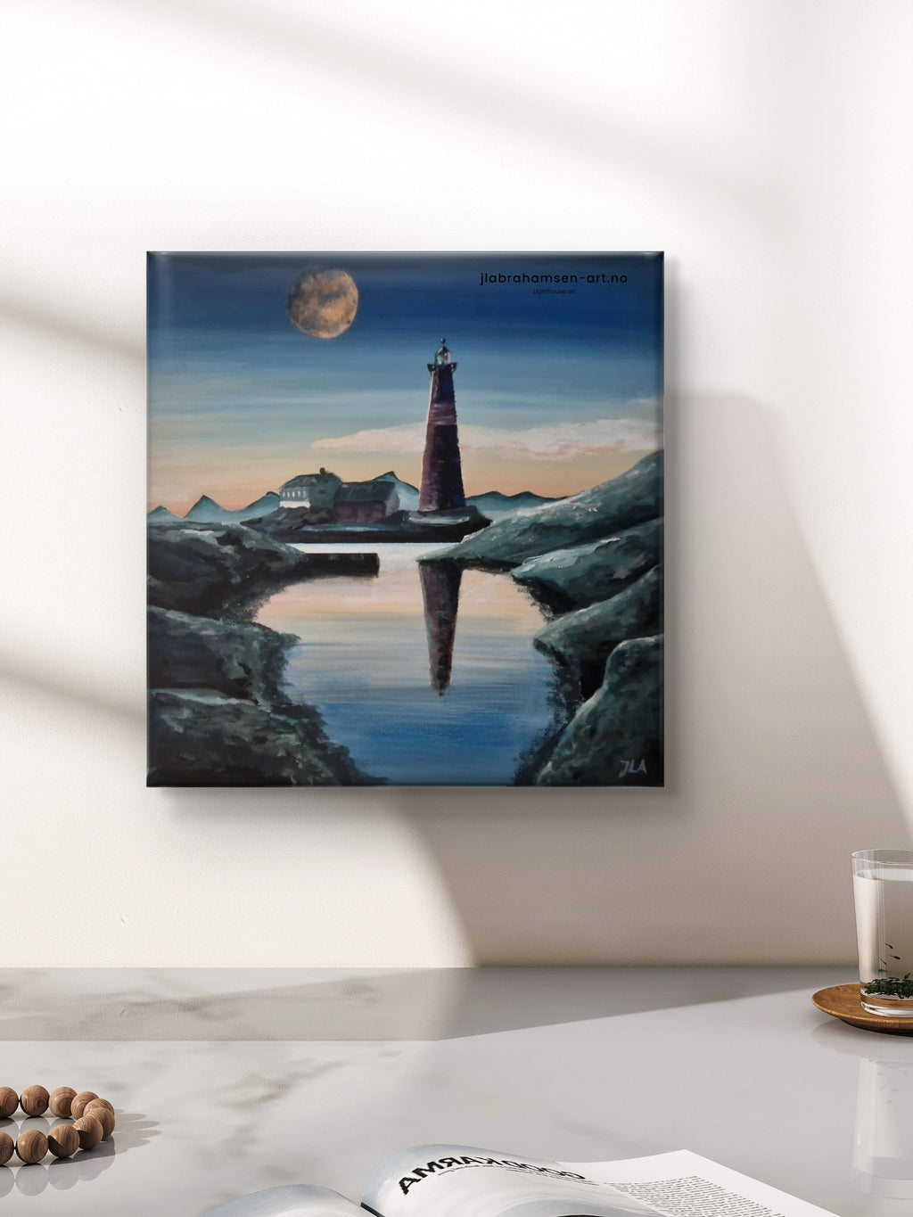 The Guardian akrylmaleri 30x30 cm – fyrtårn ved havet i måneskinn av JL Abrahamsen. Små maritime bilder til lyse rom