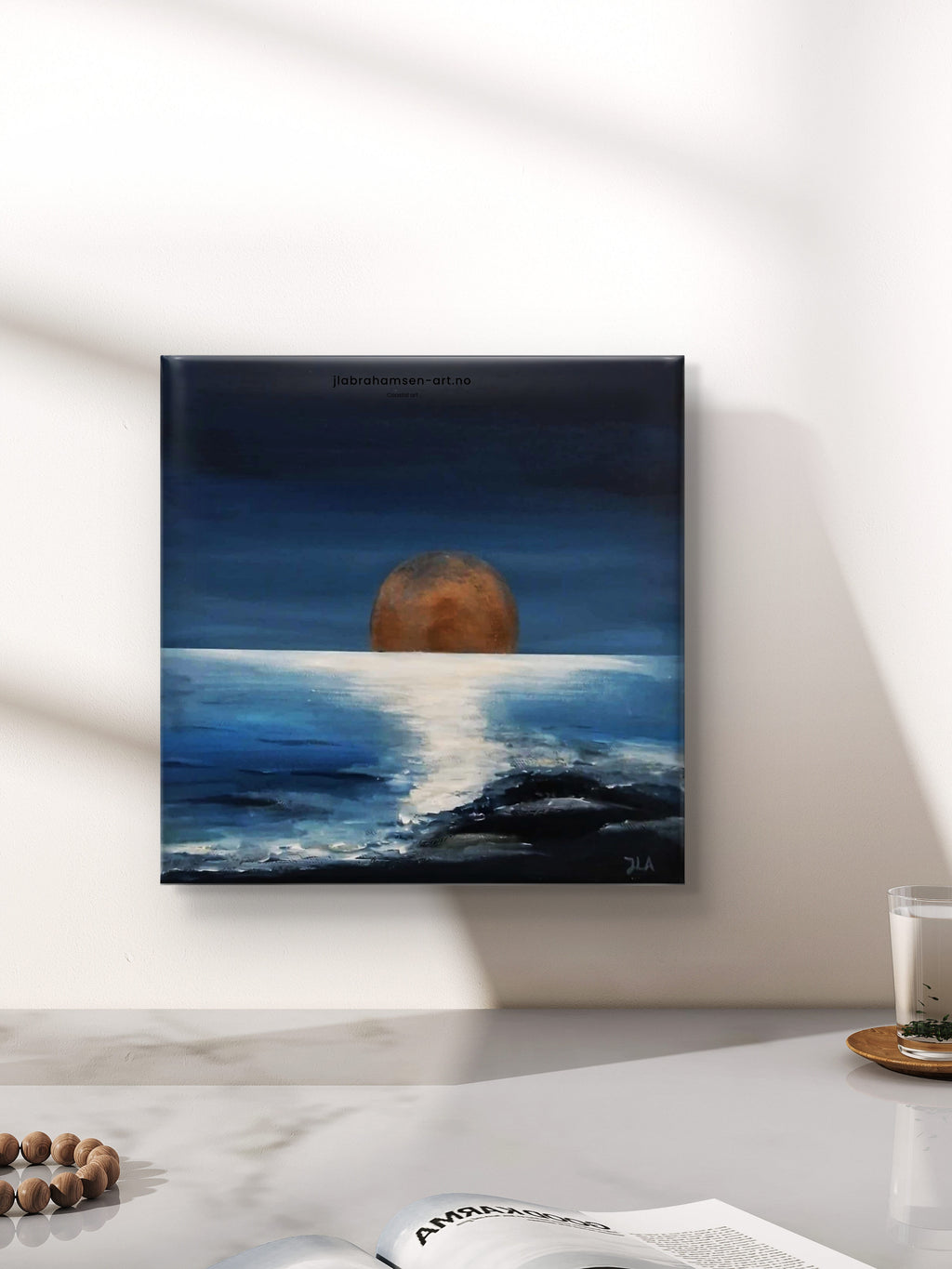 Peace of Mind akrylmaleri 30x30 cm – måne over havet av JL Abrahamsen til kjøkkenet